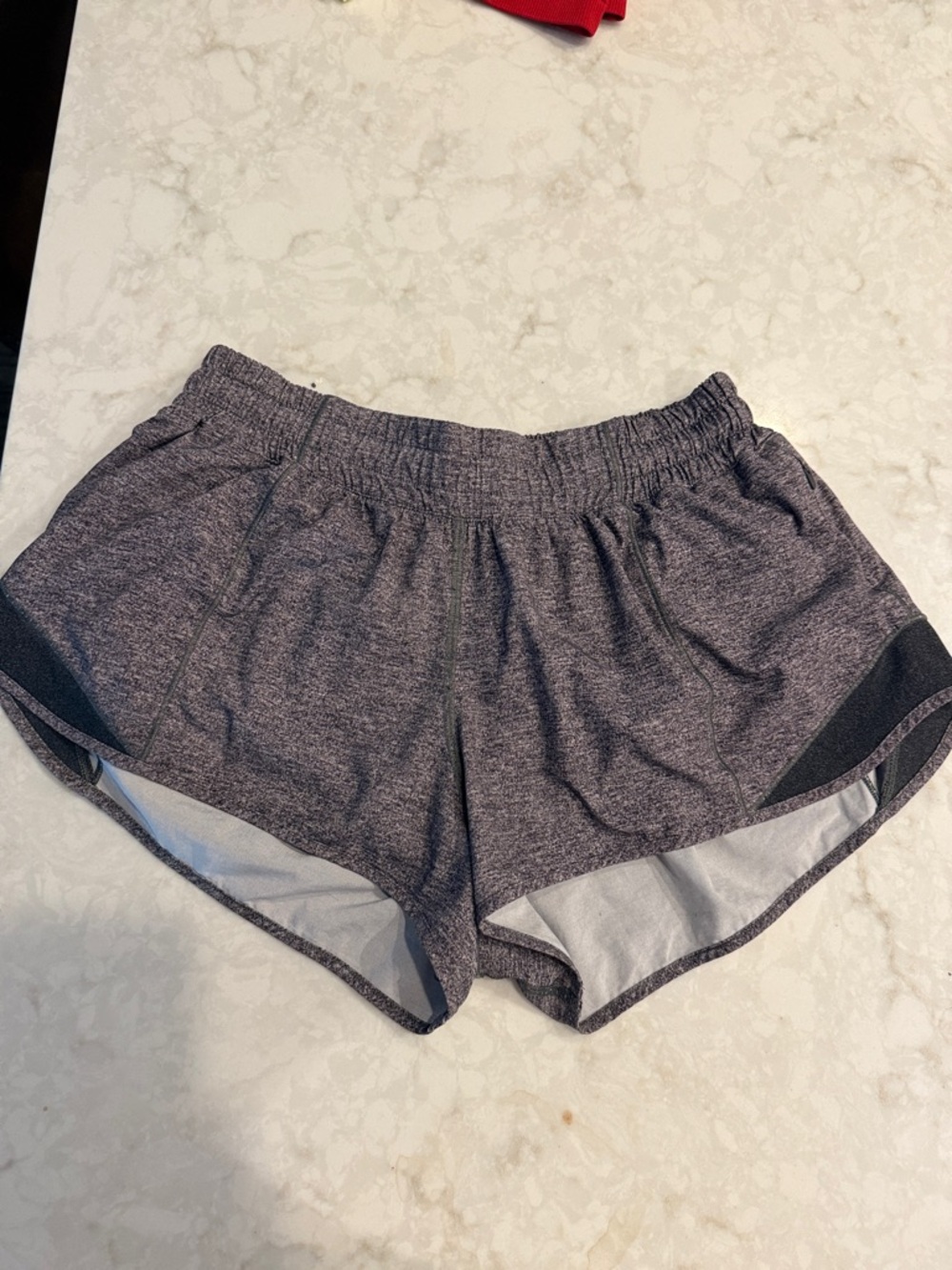 lululemon athletica Women’s Heather Charcoal Athletic Shorts hotty hot 2.5 8